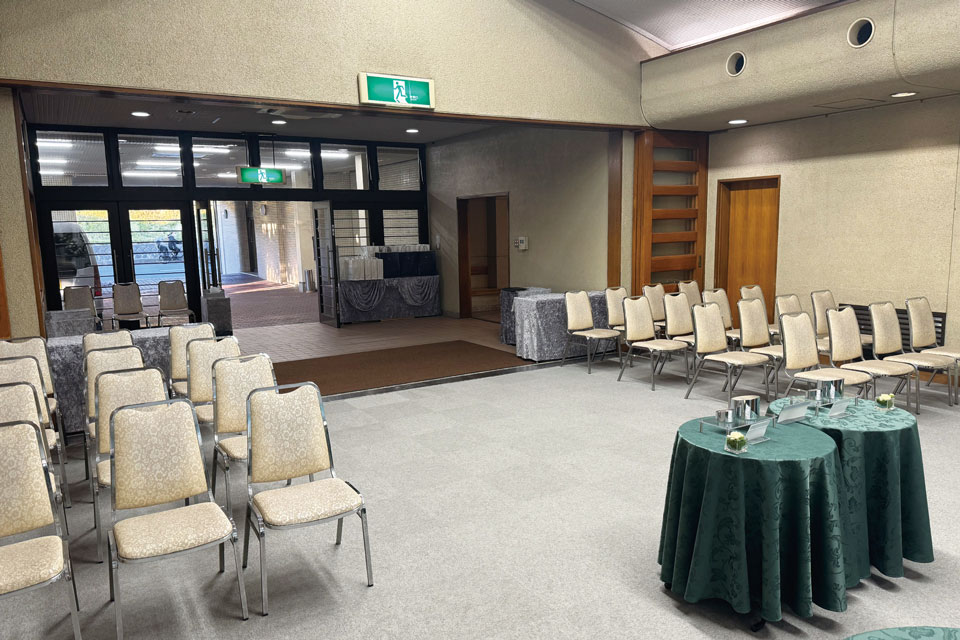舟渡斎場の式場内観