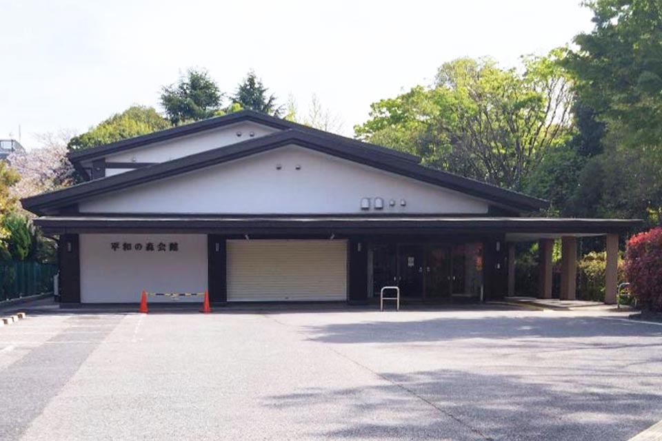 落ち着いた佇まいを見せる大田区 平和の森会館の外観全景