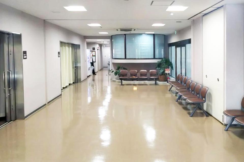 受付や待ち合わせ、休憩に利用できる平和の森会館のロビー