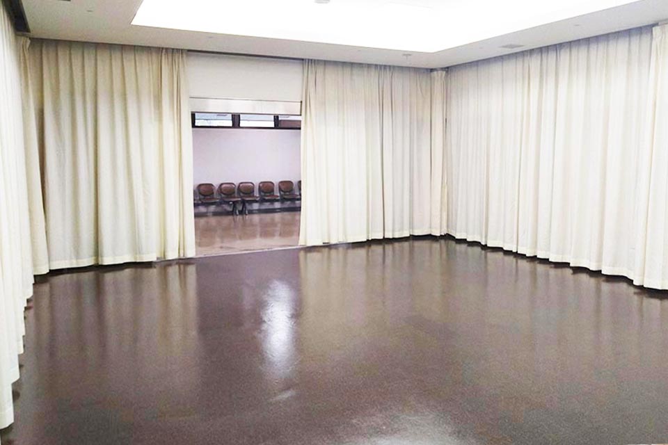 白いカーテンで整えられた、平和の森会館の静謐な葬儀式場内