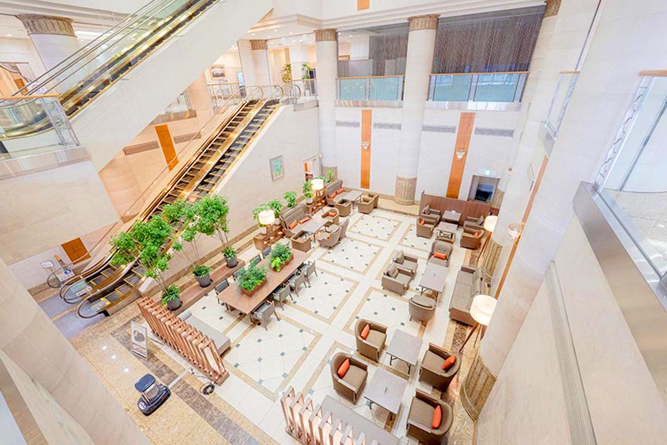 吹き抜けが開放的な桐ヶ谷斎場の広々とした待合ロビー