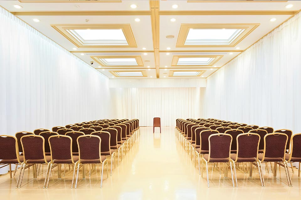 白を基調とした清潔感のある桐ヶ谷斎場の葬儀式場