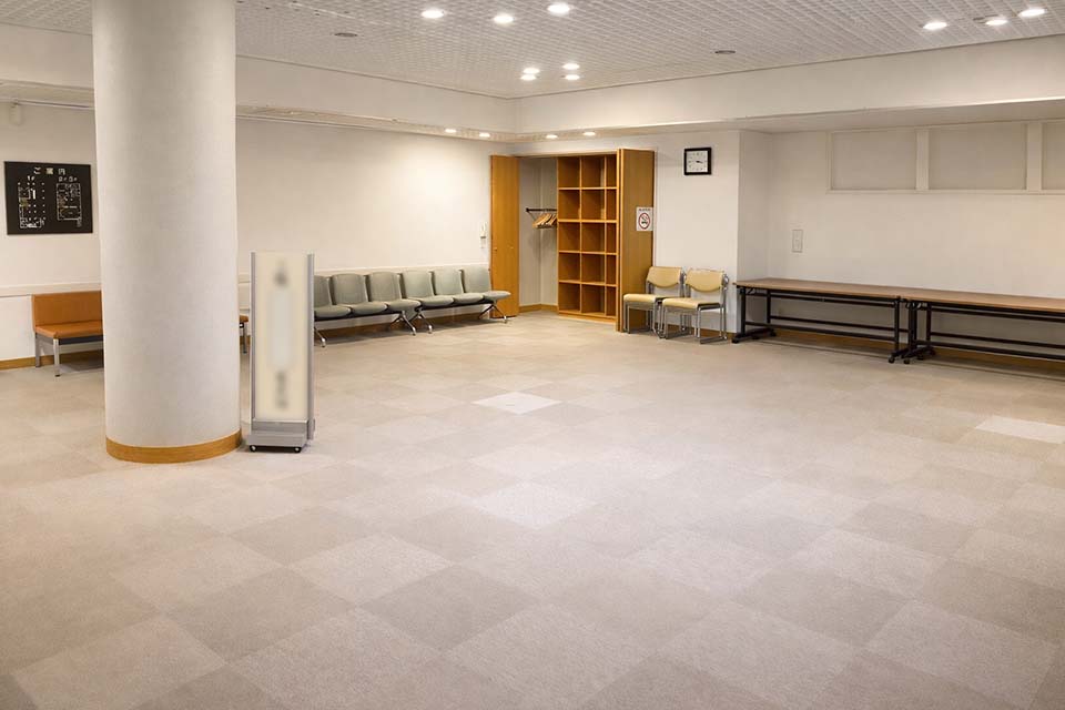 北区セレモニーホールの広々としたロビー。椅子や記帳用のテーブル、クロークが完備された待合スペース。