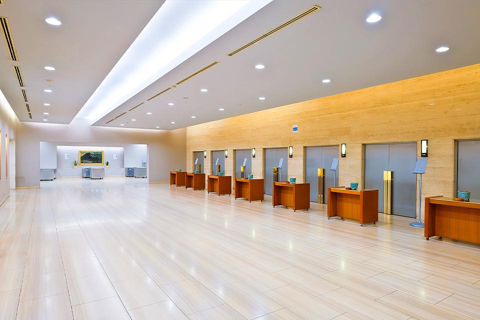 明るく整然とした町屋斎場の火葬棟ロビーと火葬炉前の様子