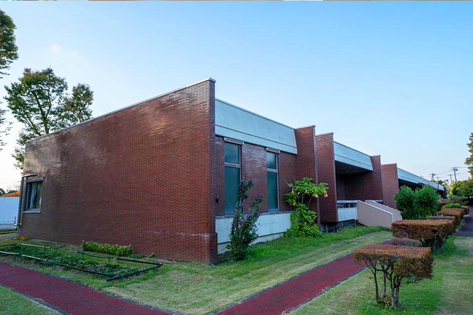 瑞江葬儀所の建物側面