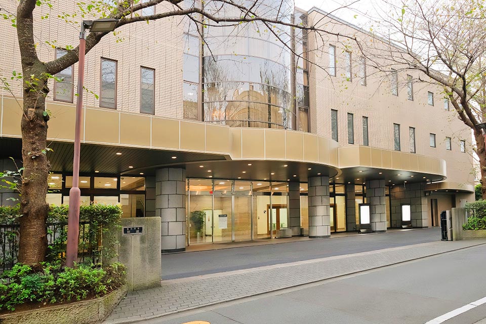 落合斎場の正面エントランスと落ち着いた色調の建物外観