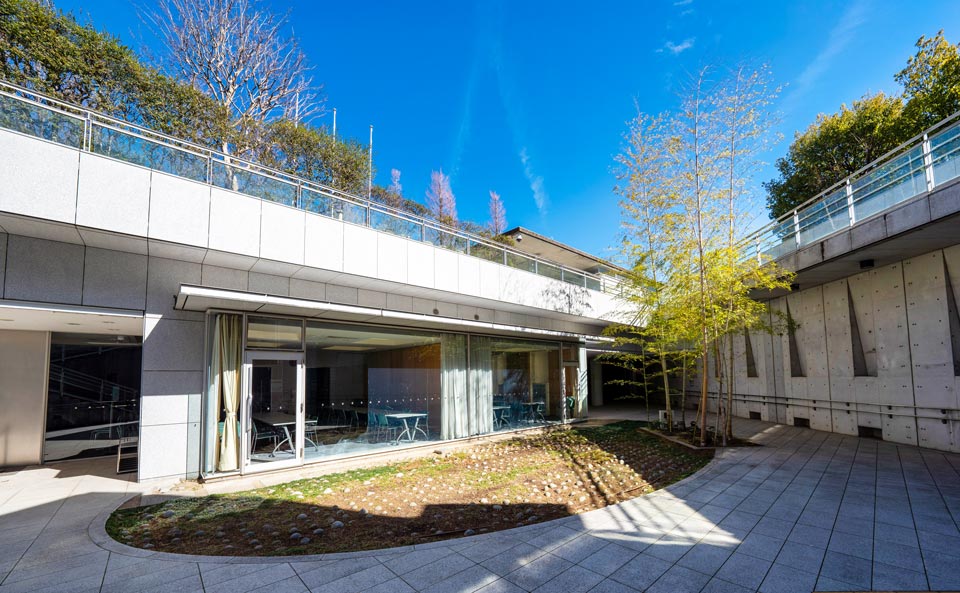 目黒区の公営斎場「セレモニー目黒」の建物外観と中庭