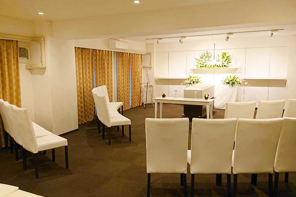 白を基調とした明るく清潔感のある想送庵カノンの葬儀式場