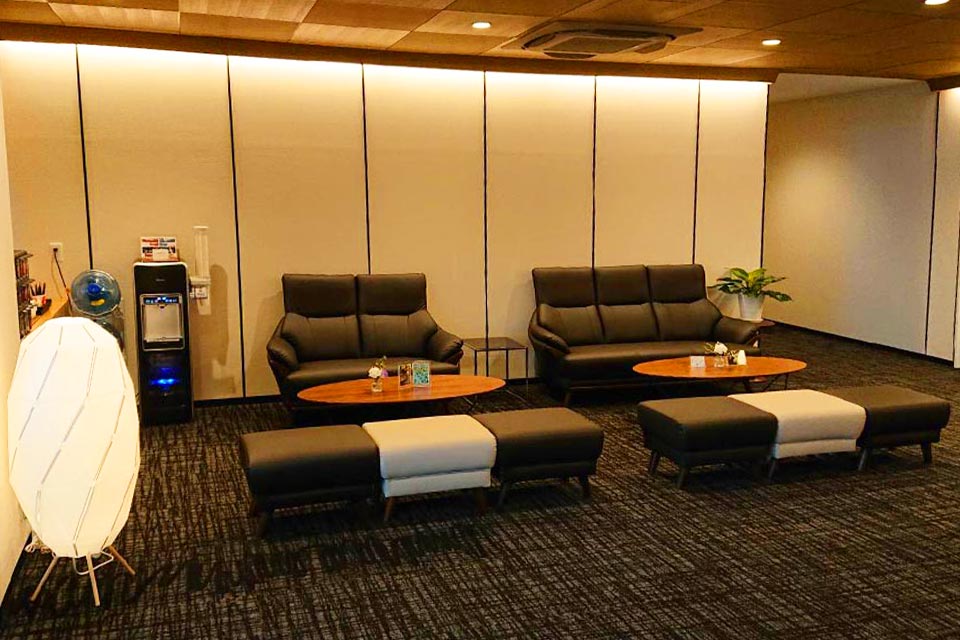 多人数の親族でもゆったりと座れる、広々としたソファスペースがある休憩室