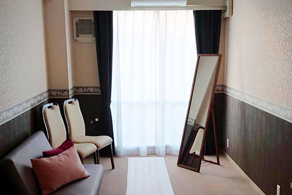 姿見やソファを備えた、着替えや休憩に利用できる想送庵カノンの親族控室