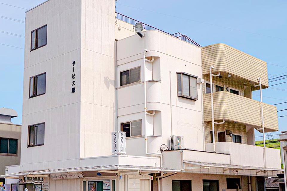 戸田葬祭場の敷地内にある「サービス館」の外観。多目的に利用可能な別棟施設