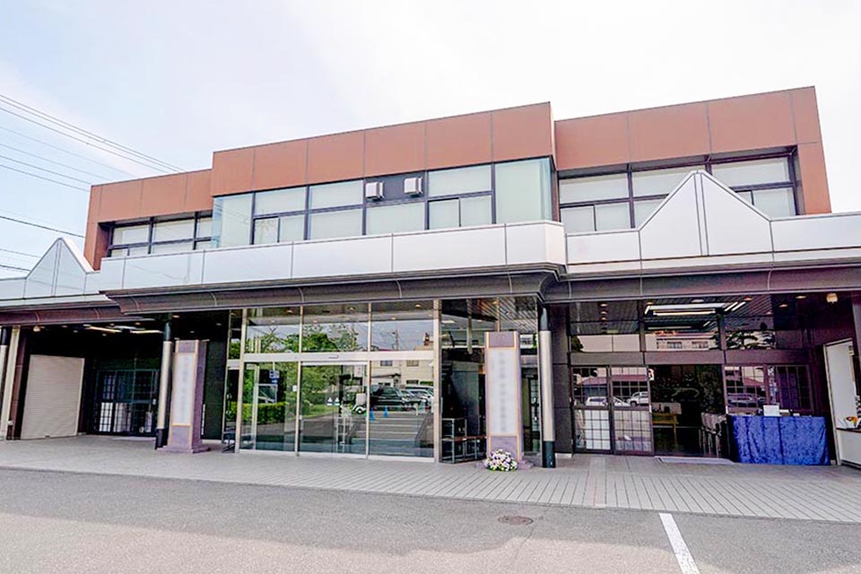 ガラス張りで開放感のある戸田葬祭場の正面エントランスとロビー入り口