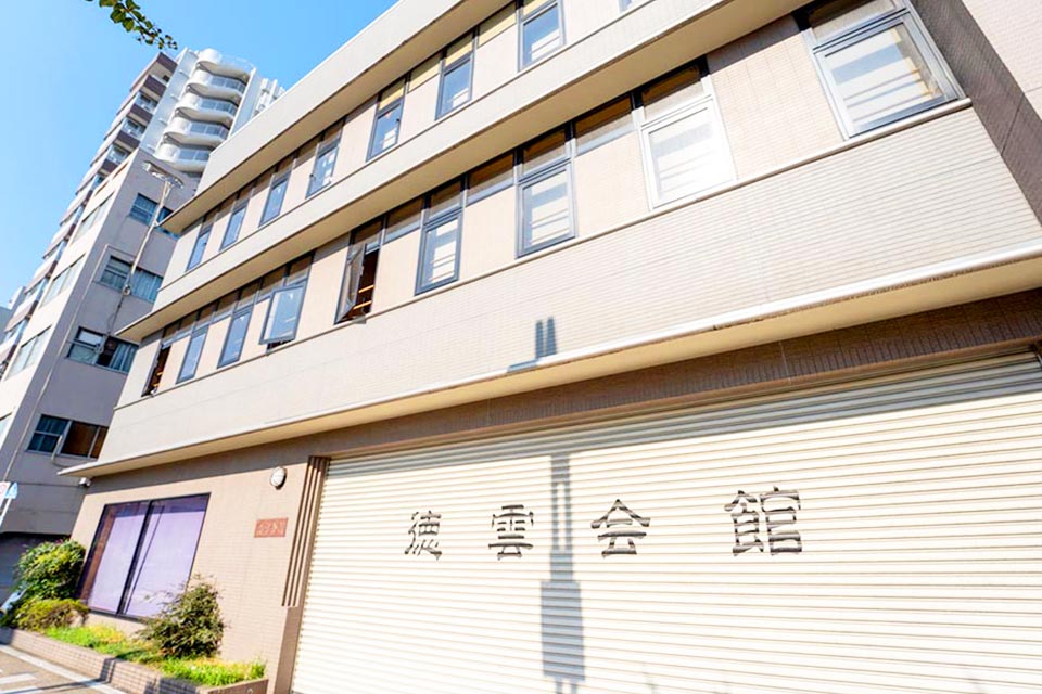 徳雲会館の正面入口