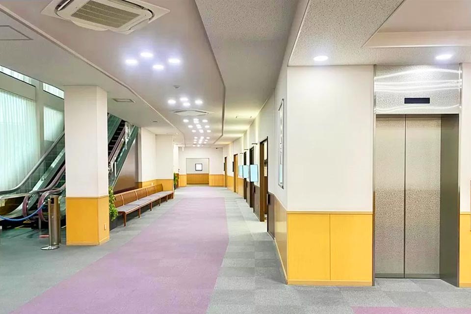 谷塚斎場の明るい館内ロビー