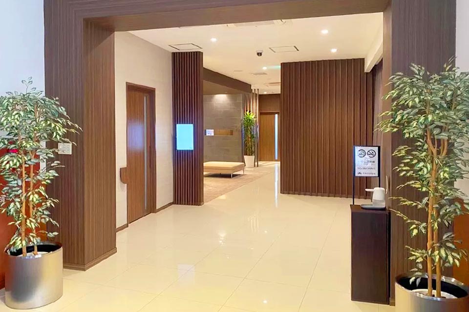 谷塚斎場のモダンな受付・ロビー内装