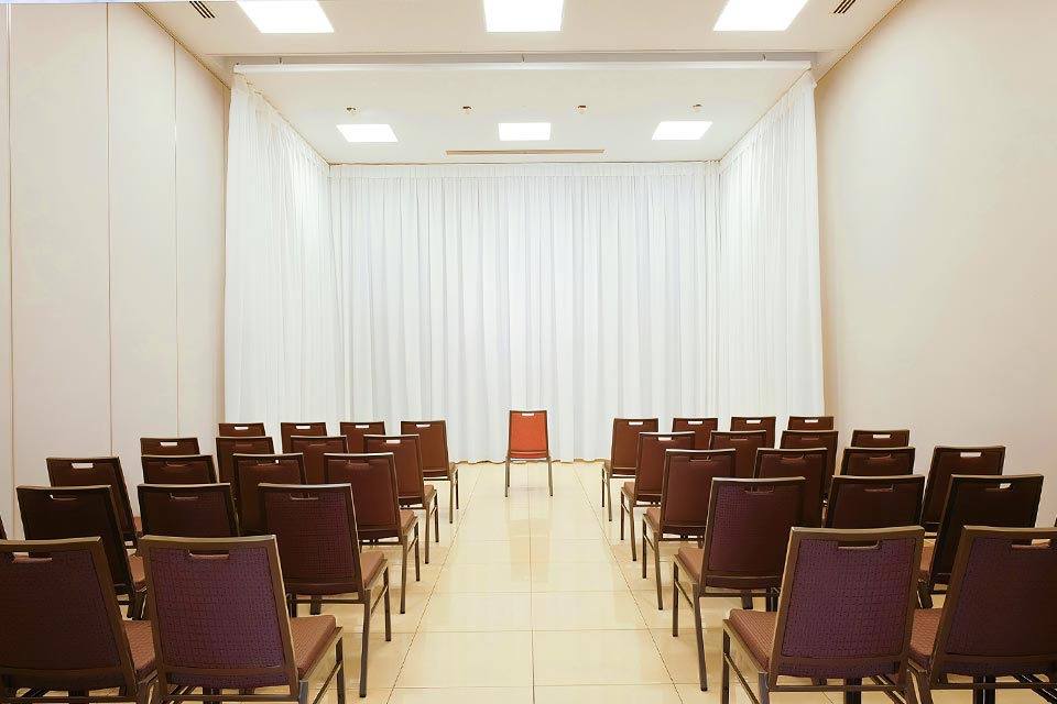 白を基調とした高い天井と清潔感のある四ツ木斎場の葬儀式場